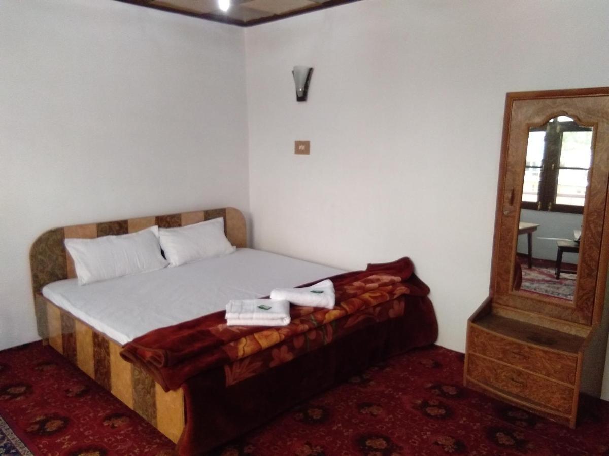 Howrah Guest House Srinagar  Bagian luar foto