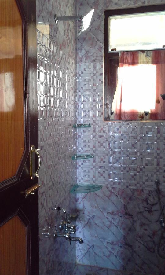 Howrah Guest House Srinagar  Bagian luar foto