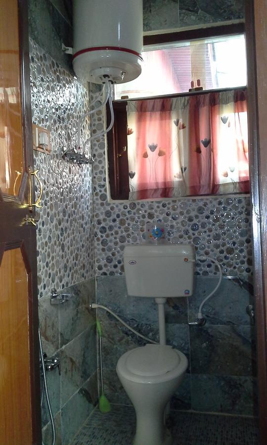 Howrah Guest House Srinagar  Bagian luar foto