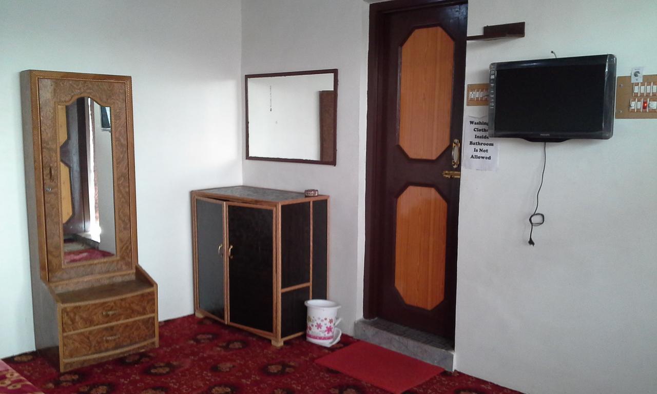 Howrah Guest House Srinagar  Bagian luar foto