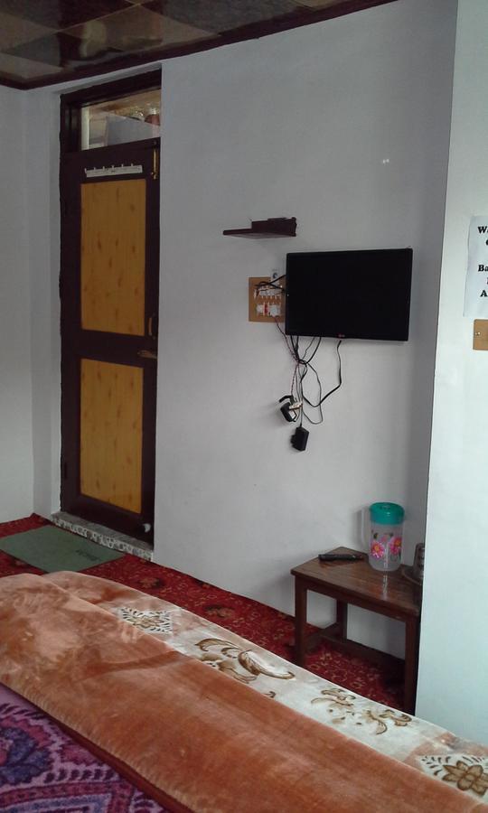 Howrah Guest House Srinagar  Bagian luar foto
