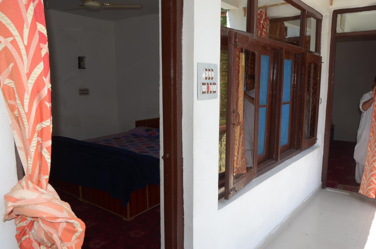 Howrah Guest House Srinagar  Bagian luar foto
