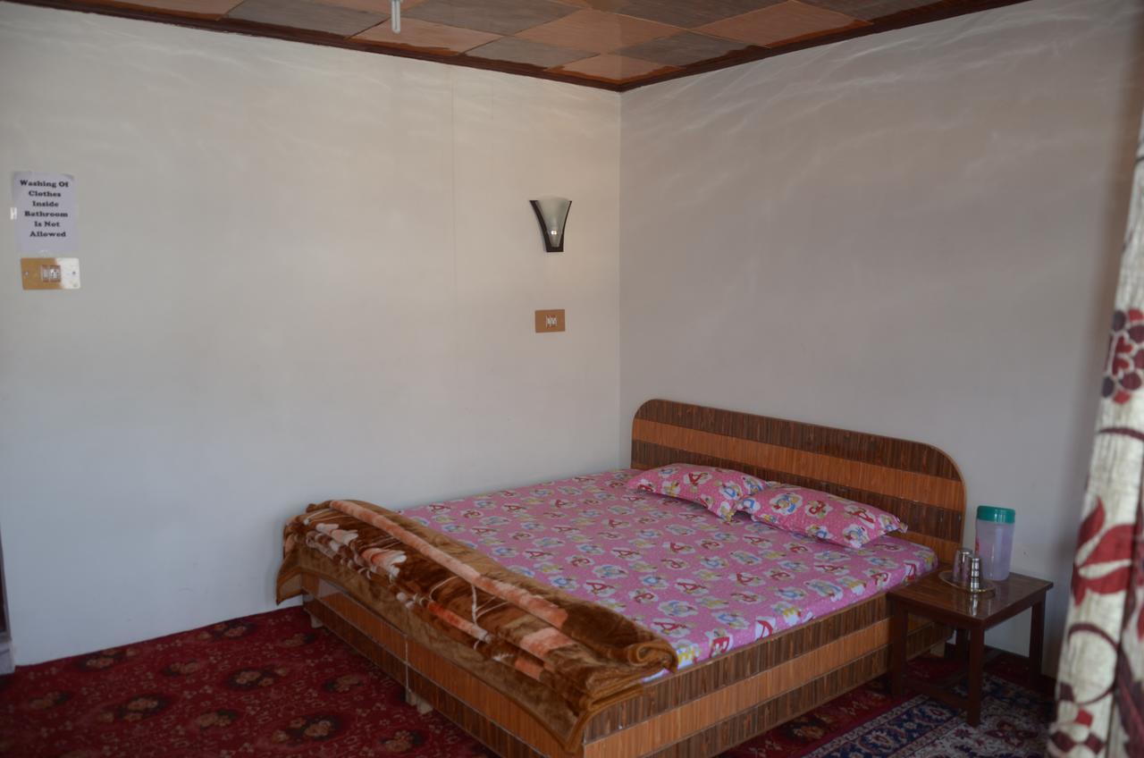 Howrah Guest House Srinagar  Bagian luar foto