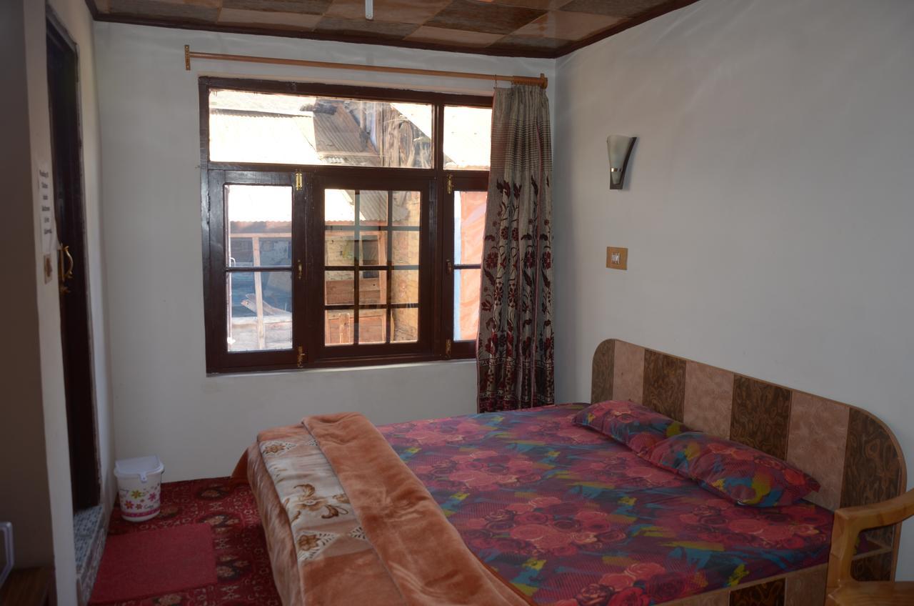 Howrah Guest House Srinagar  Bagian luar foto