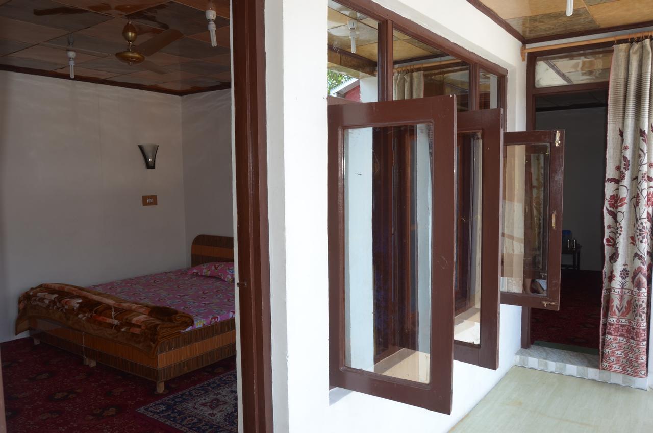Howrah Guest House Srinagar  Bagian luar foto