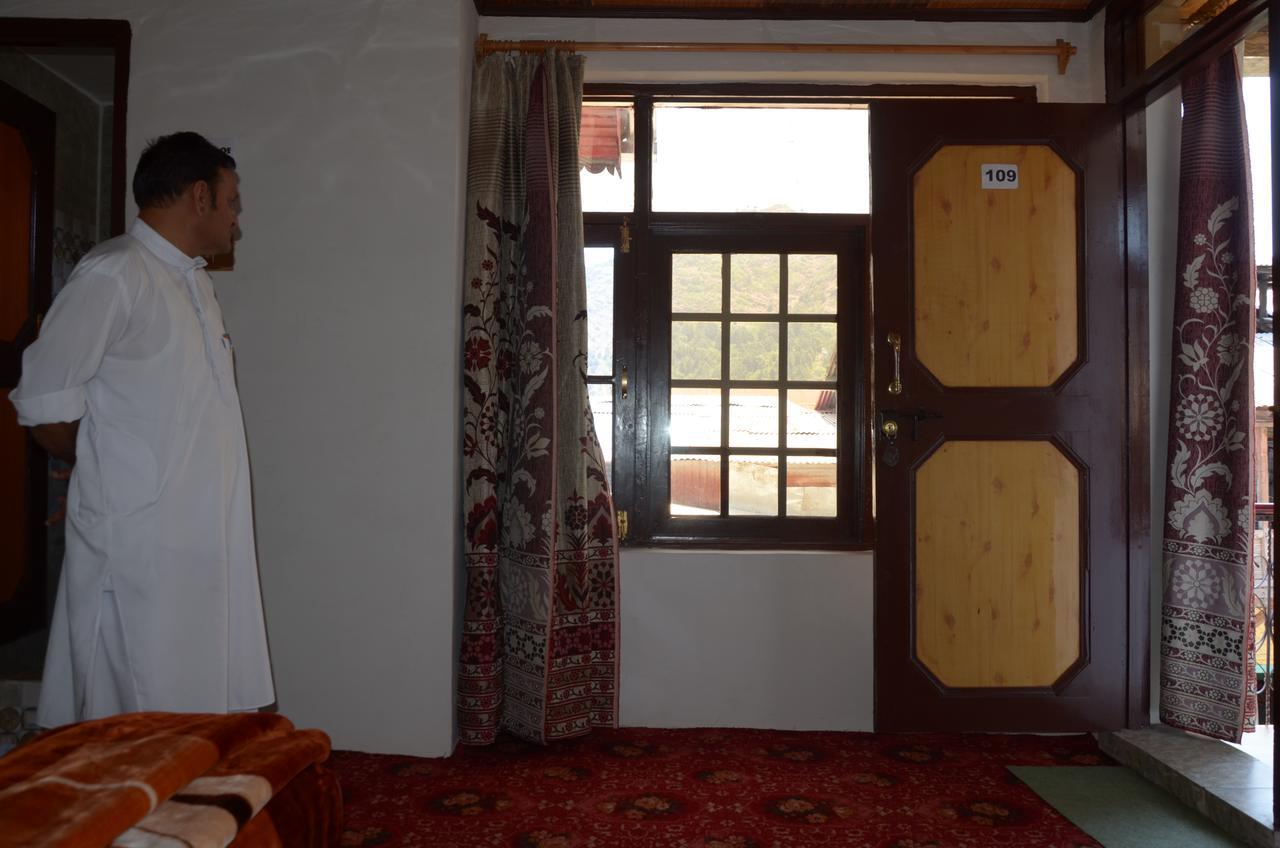 Howrah Guest House Srinagar  Bagian luar foto
