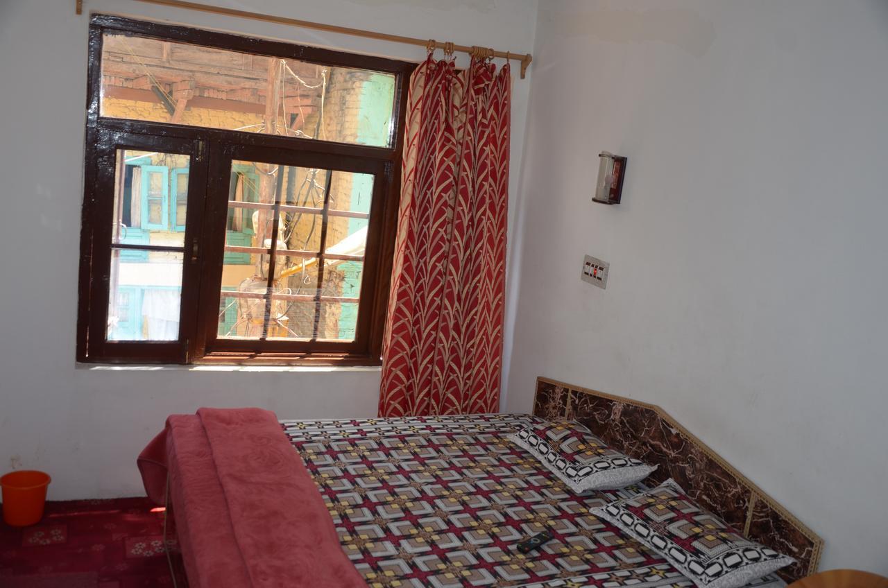 Howrah Guest House Srinagar  Bagian luar foto