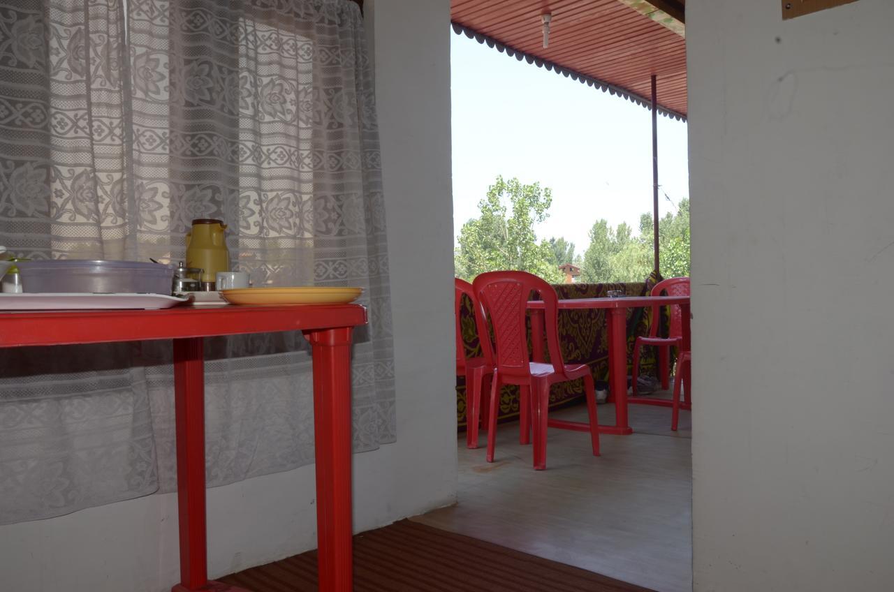 Howrah Guest House Srinagar  Bagian luar foto