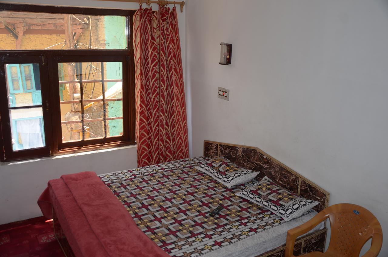 Howrah Guest House Srinagar  Bagian luar foto