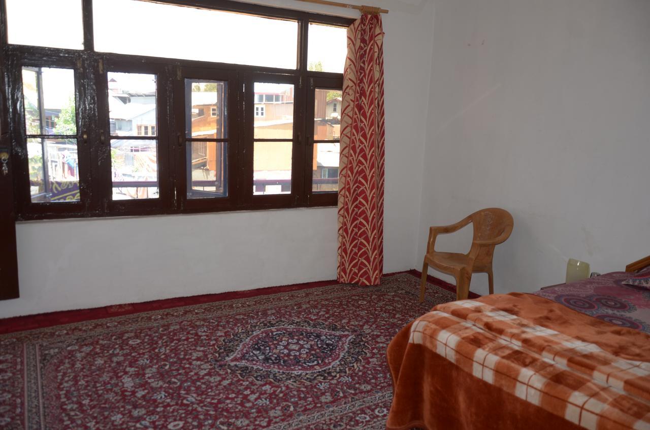 Howrah Guest House Srinagar  Bagian luar foto