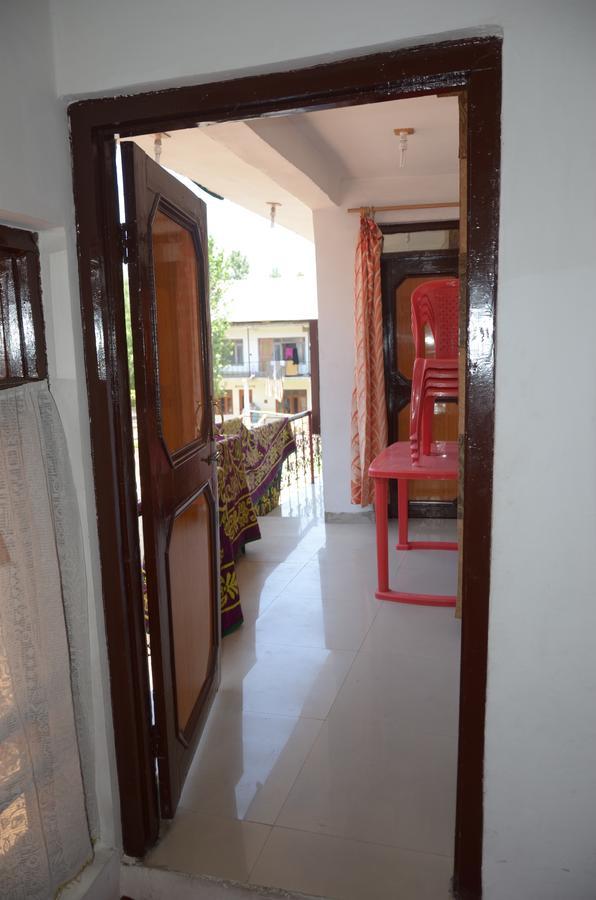 Howrah Guest House Srinagar  Bagian luar foto